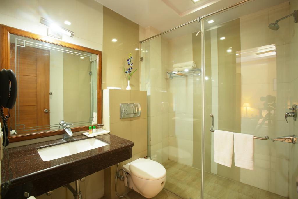 Emblem Hotel Sector 14 Gurgaon Bagian luar foto