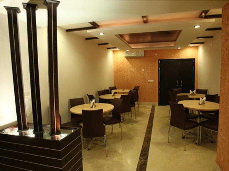 Emblem Hotel Sector 14 Gurgaon Bagian luar foto