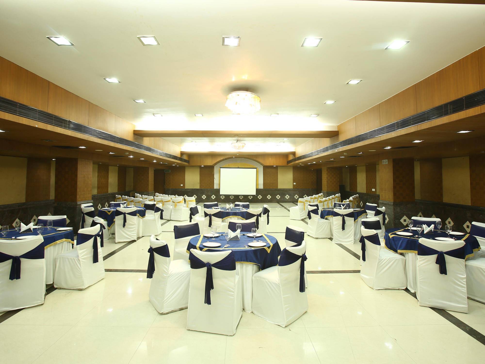 Emblem Hotel Sector 14 Gurgaon Bagian luar foto
