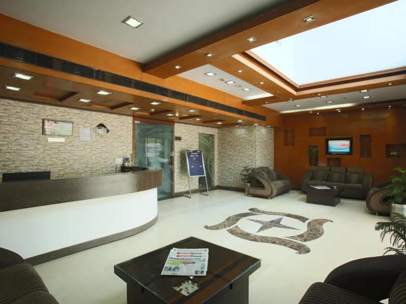 Emblem Hotel Sector 14 Gurgaon Bagian luar foto