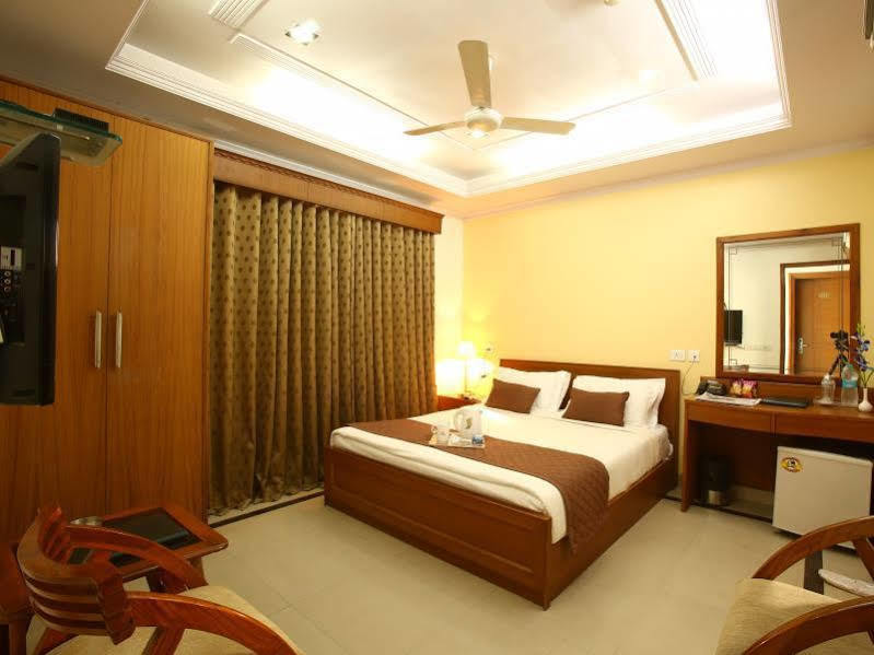 Emblem Hotel Sector 14 Gurgaon Bagian luar foto