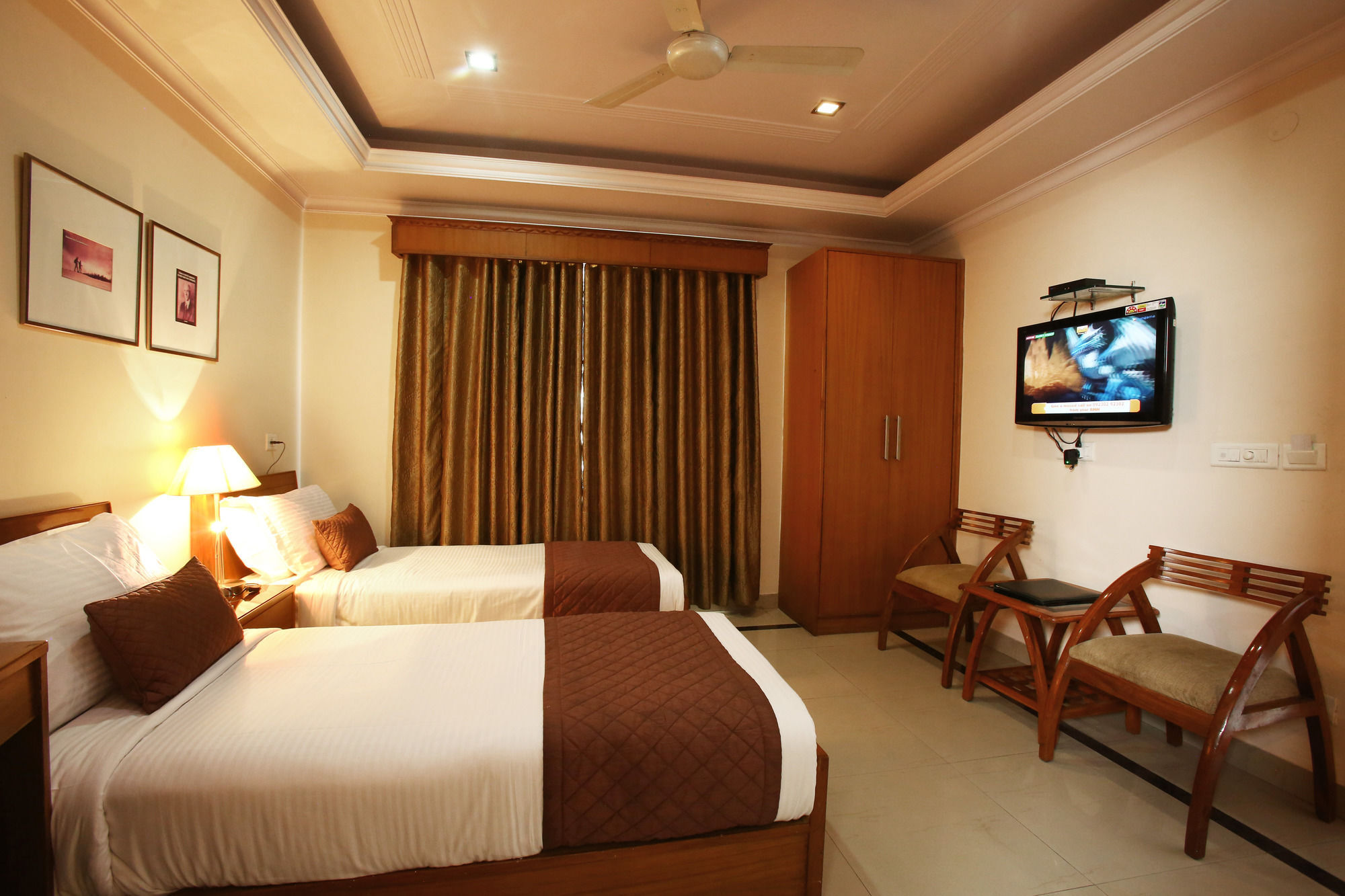 Emblem Hotel Sector 14 Gurgaon Bagian luar foto