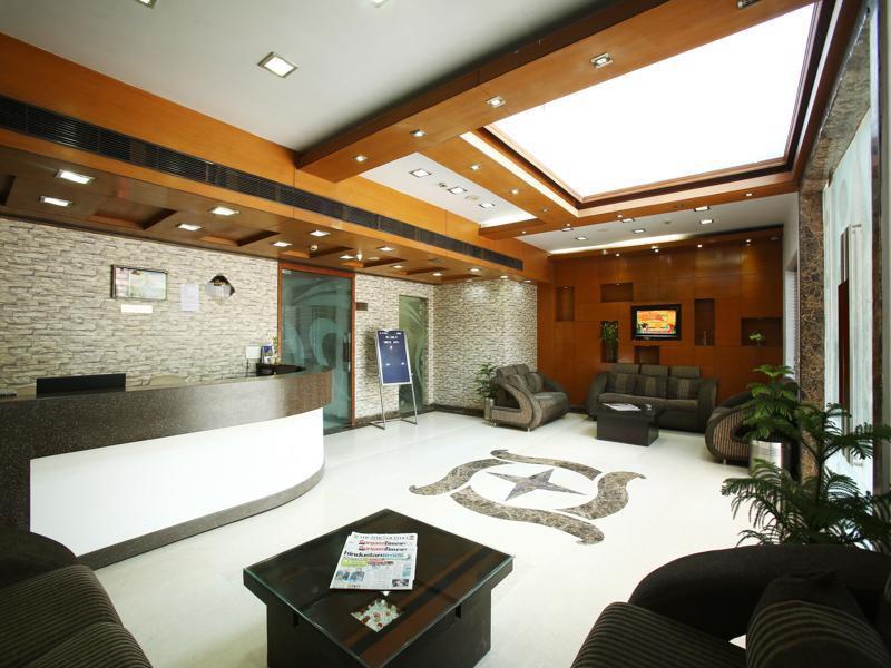 Emblem Hotel Sector 14 Gurgaon Bagian luar foto