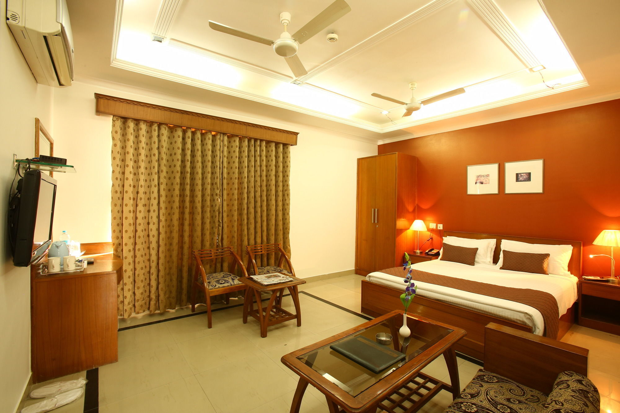 Emblem Hotel Sector 14 Gurgaon Bagian luar foto