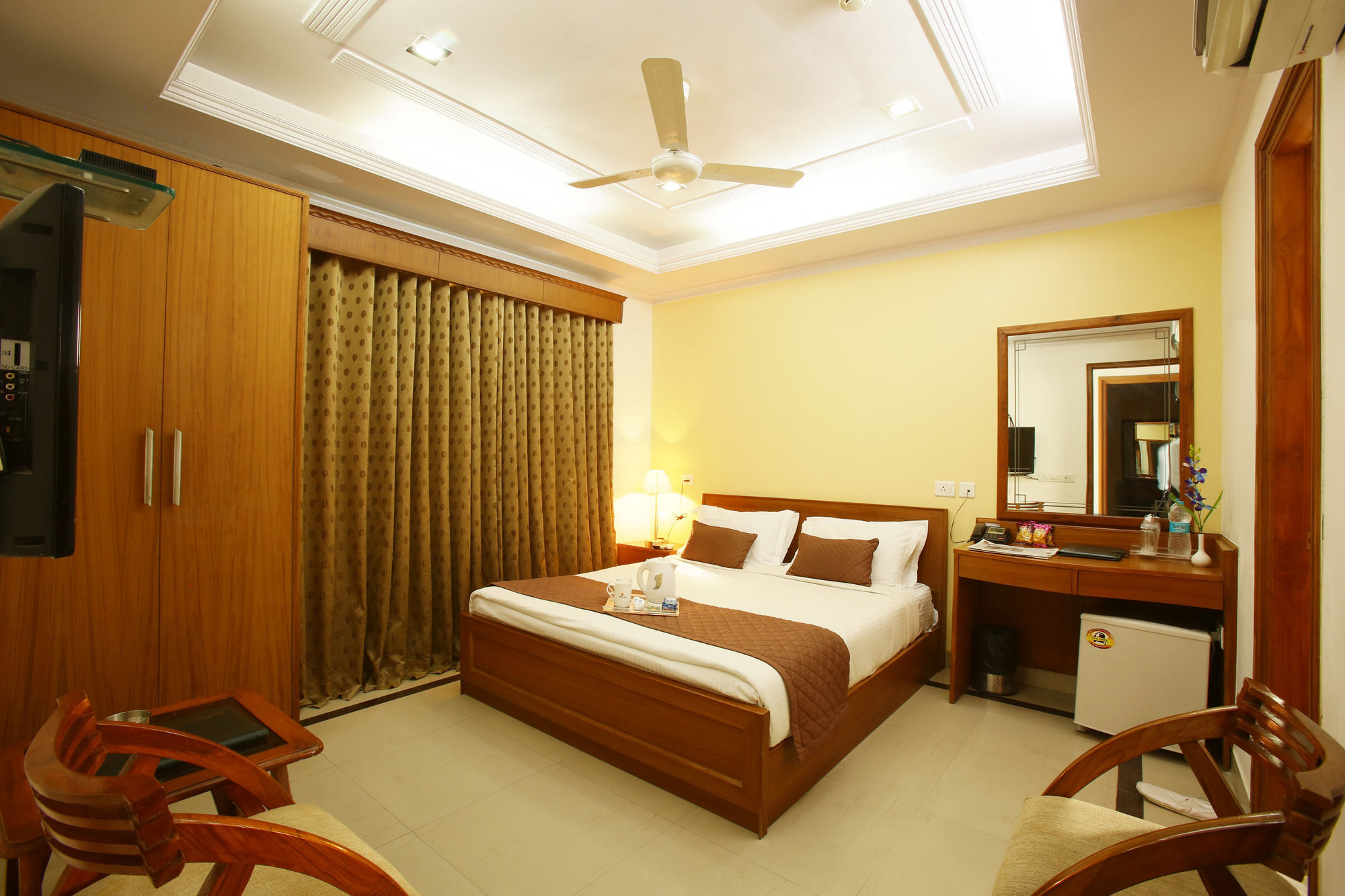 Emblem Hotel Sector 14 Gurgaon Bagian luar foto