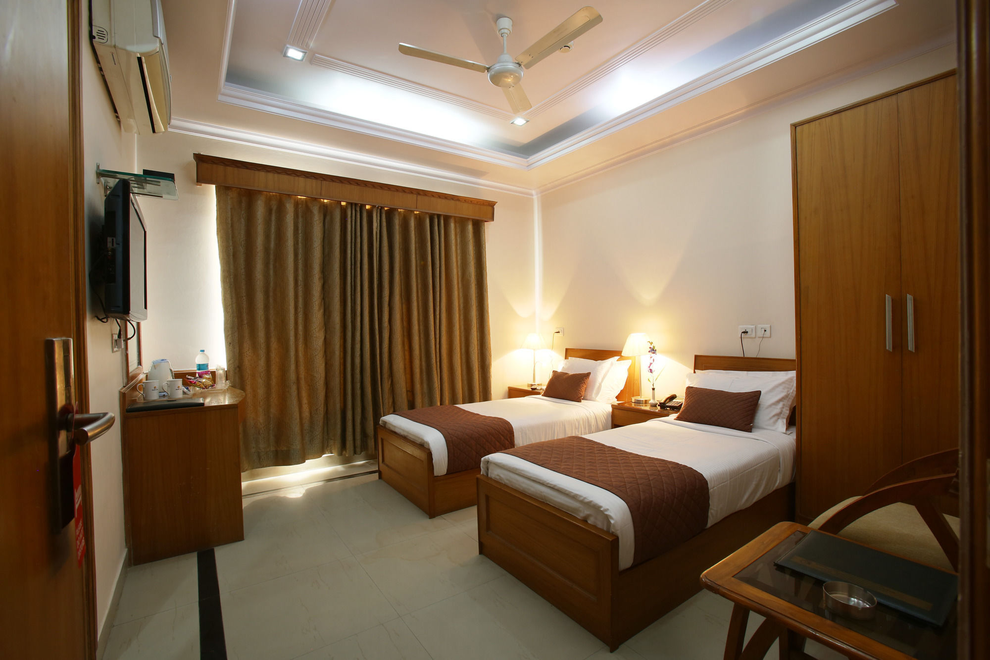 Emblem Hotel Sector 14 Gurgaon Bagian luar foto