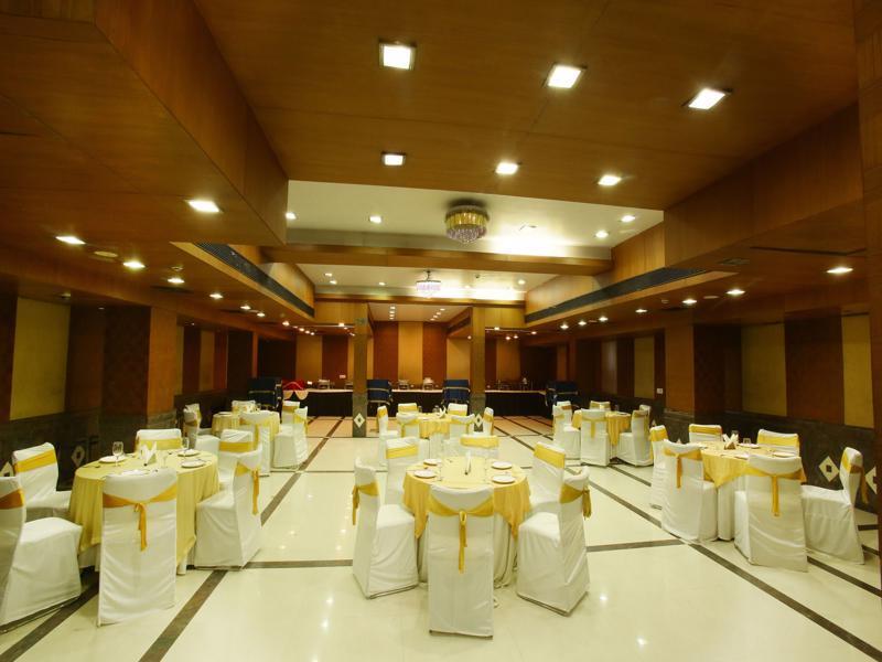 Emblem Hotel Sector 14 Gurgaon Bagian luar foto