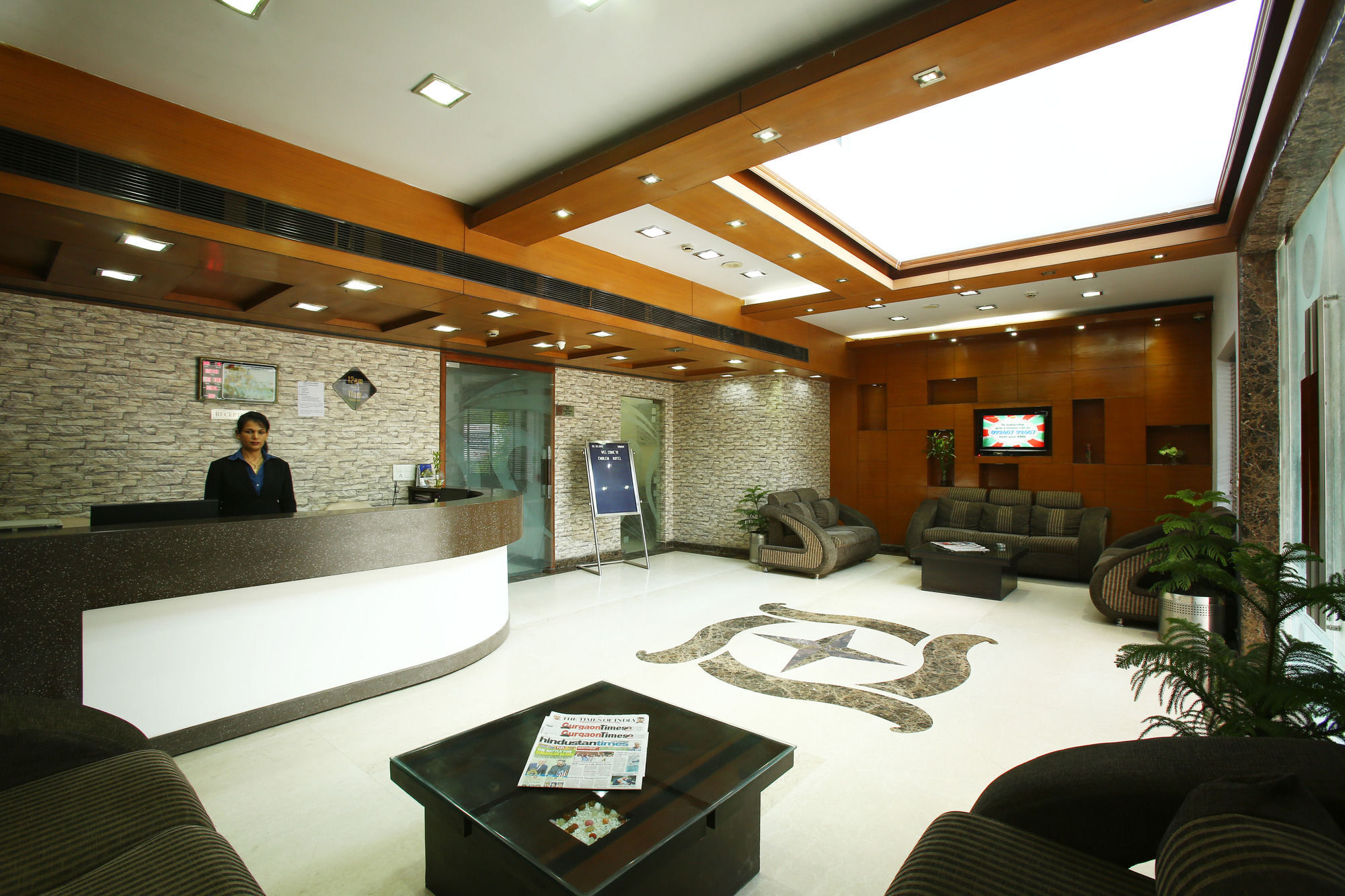 Emblem Hotel Sector 14 Gurgaon Bagian luar foto