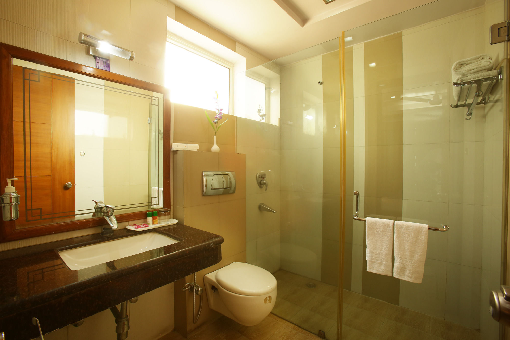 Emblem Hotel Sector 14 Gurgaon Bagian luar foto