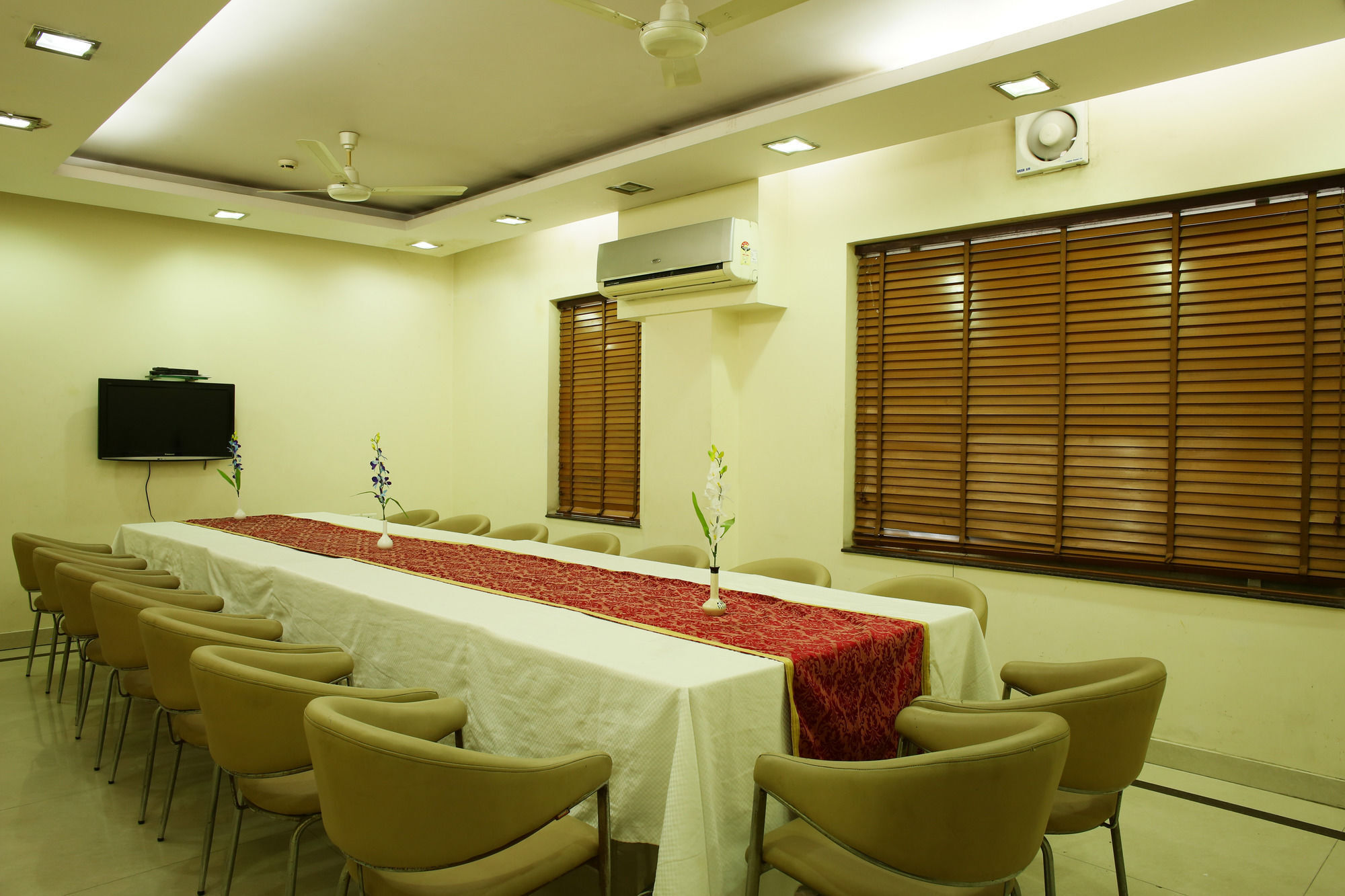 Emblem Hotel Sector 14 Gurgaon Bagian luar foto