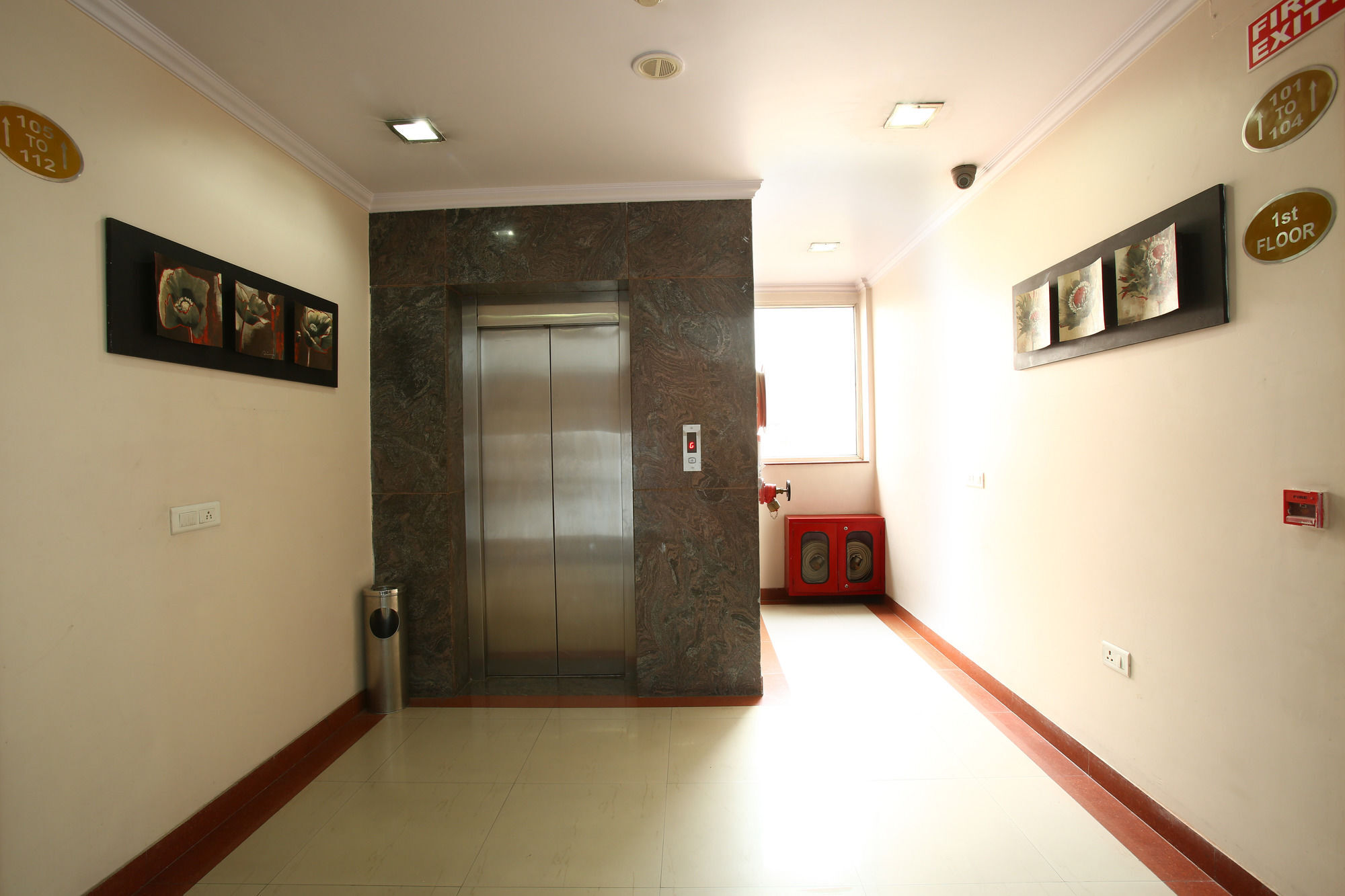 Emblem Hotel Sector 14 Gurgaon Bagian luar foto