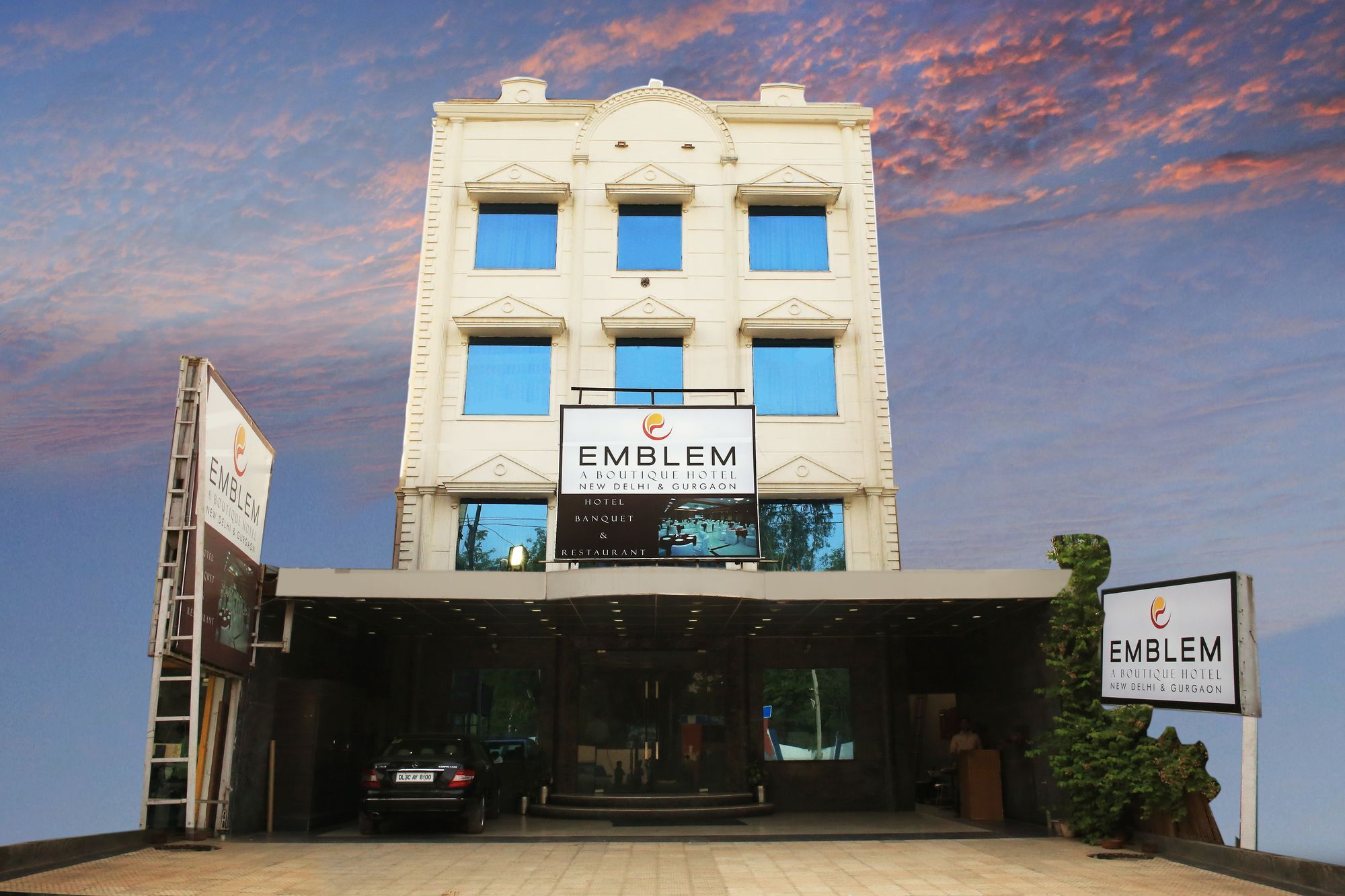 Emblem Hotel Sector 14 Gurgaon Bagian luar foto